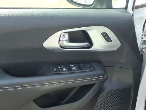 Used 2023 Chrysler Pacifica Touring-L w/ S Appearance Package image 9