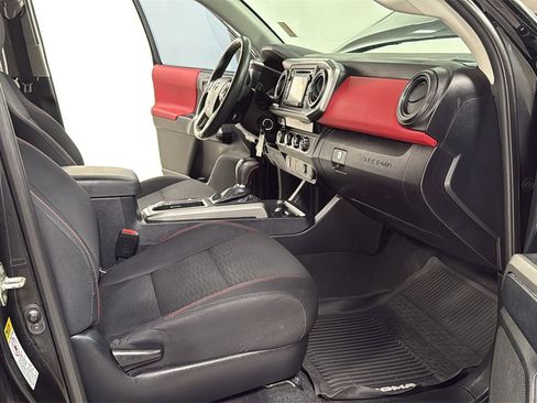Certified 2017 Toyota Tacoma SR5 image 18