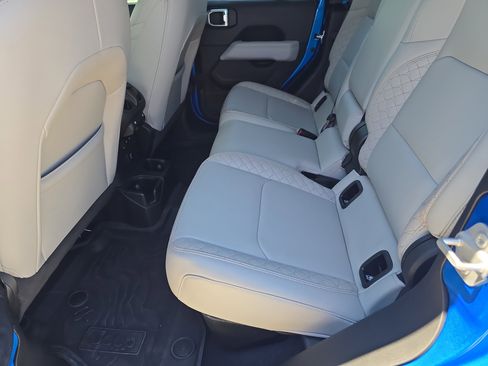 Used 2023 Jeep Gladiator Overland image 15