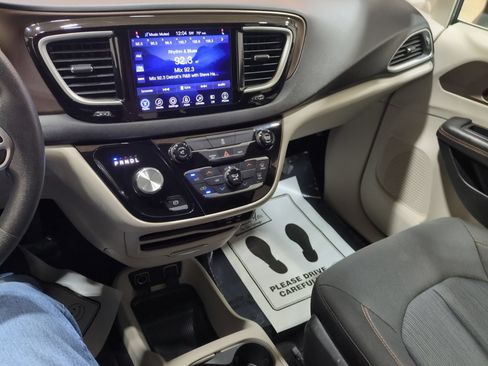 Used 2017 Chrysler Pacifica Touring FWD image 25