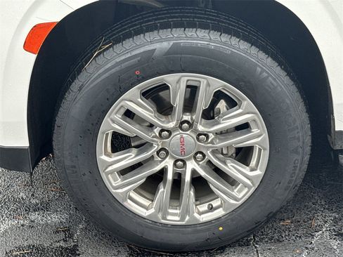 Used 2022 GMC Yukon SLT w/ SLT Premium Package image 11