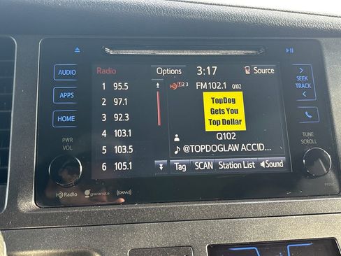 Used 2017 Toyota Sienna XLE image 26