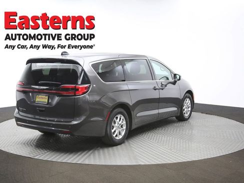 Used 2023 Chrysler Pacifica Touring-L image 42
