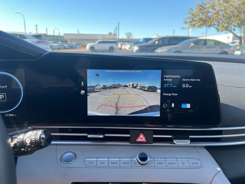 Used 2025 Hyundai Elantra Limited image 17