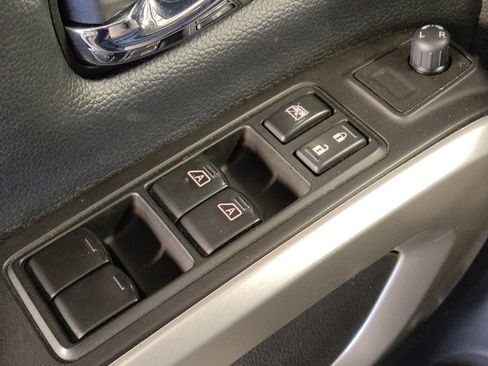 Used 2018 Nissan Titan SV image 27