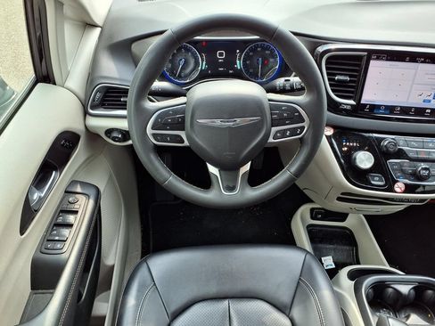 Used 2024 Chrysler Pacifica Touring-L FWD image 15