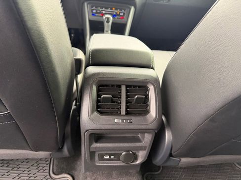 Used 2024 Volkswagen Tiguan SE image 16