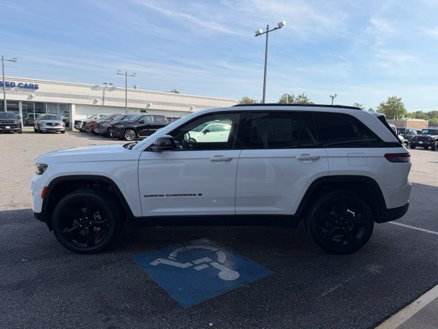 Used 2023 Jeep Grand Cherokee Altitude AWD/4WD image 28