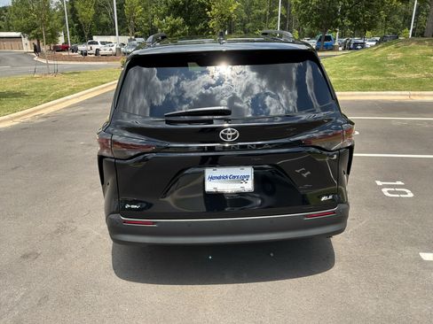 Used 2026 Toyota Sienna XLE FWD image 9