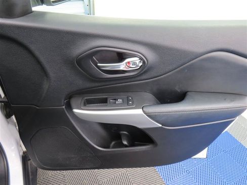 Used 2018 Jeep Cherokee Latitude Plus w/ Comfort/Convenience Group FWD image 33