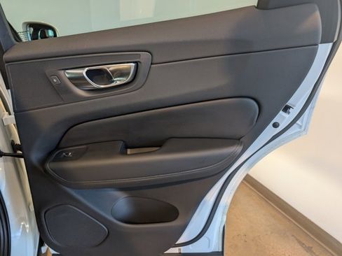 Used 2023 Volvo XC60 B5 Plus image 27