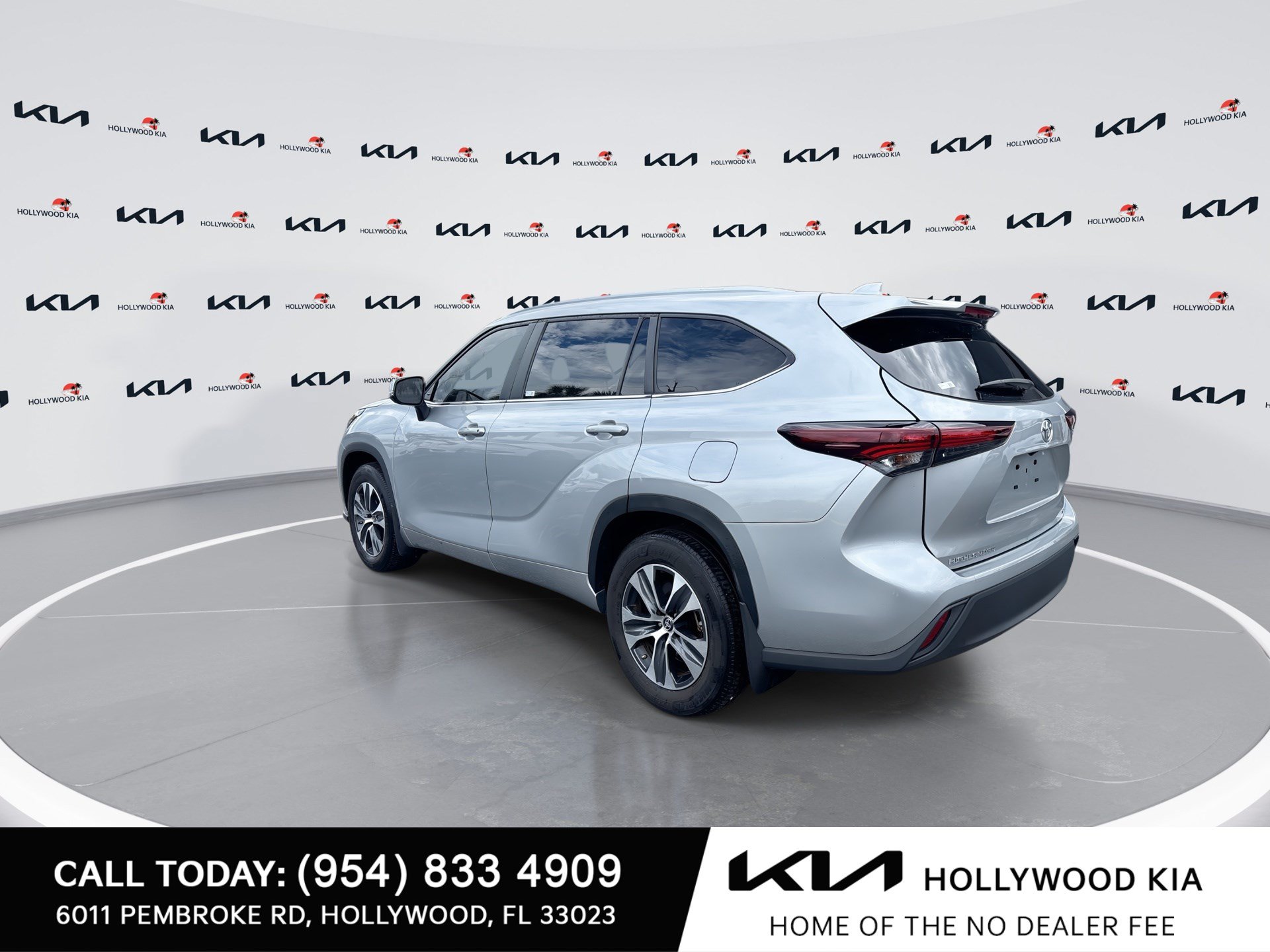 Used 2024 Toyota Highlander XLE FWD image 6