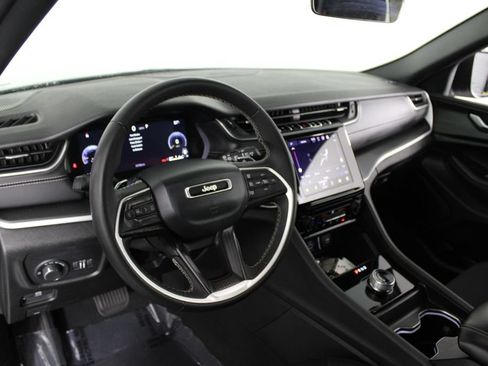 Used 2025 Jeep Grand Cherokee Laredo X RWD image 17