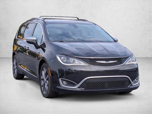 Used 2017 Chrysler Pacifica Limited FWD image 3