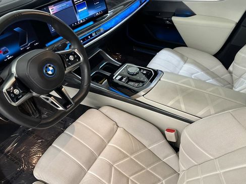 Used 2024 BMW i7 xDrive60 w/ Premium Package image 4
