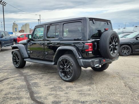 Used 2021 Jeep Wrangler Unlimited Sahara w/ Cold Weather Group AWD/4WD image 3