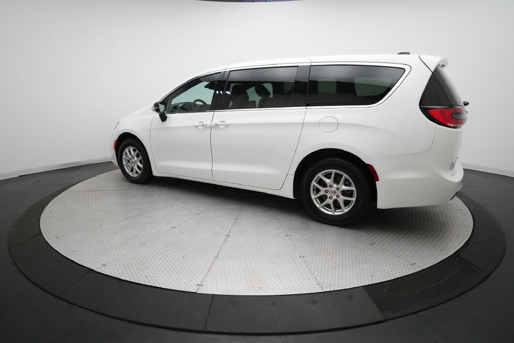 Used 2025 Chrysler Pacifica Select FWD image 33