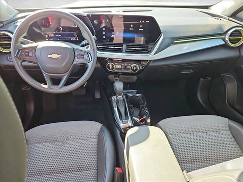 Used 2025 Chevrolet Trax LT FWD image 17
