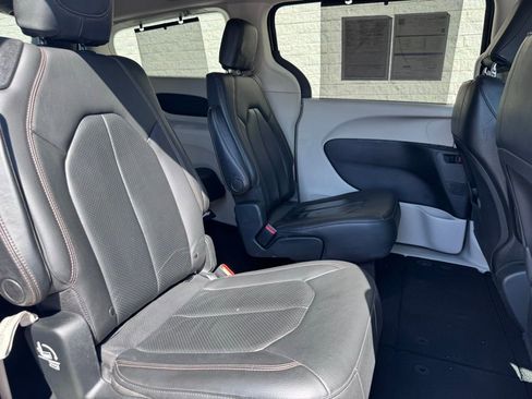 Used 2020 Chrysler Pacifica Touring-L image 20