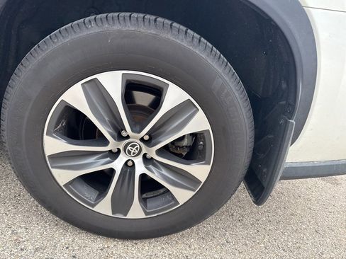 Used 2020 Toyota Highlander XLE image 23