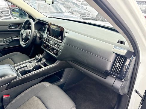 Used 2024 Nissan Pathfinder S image 34