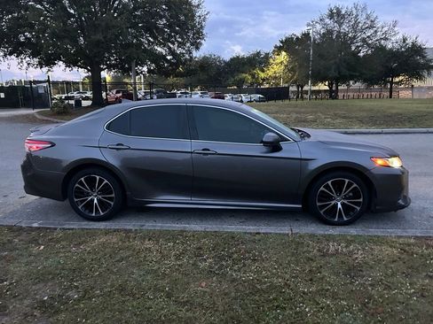 Used 2019 Toyota Camry SE image 6
