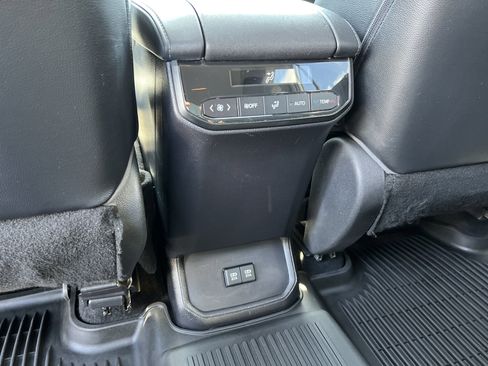 Used 2021 Toyota Highlander XLE AWD/4WD image 24