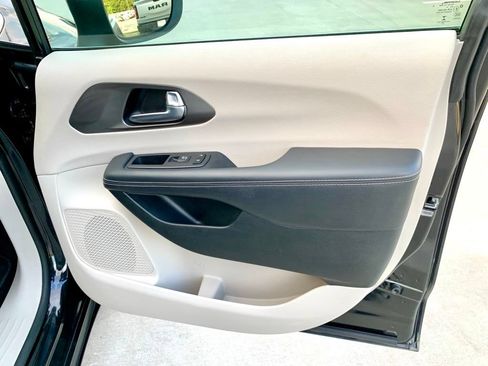 Used 2023 Chrysler Pacifica Touring-L FWD image 28