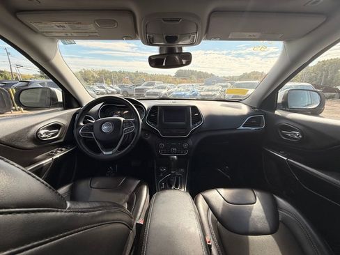 Used 2019 Jeep Cherokee Latitude Plus w/ Comfort/Convenience Group image 17