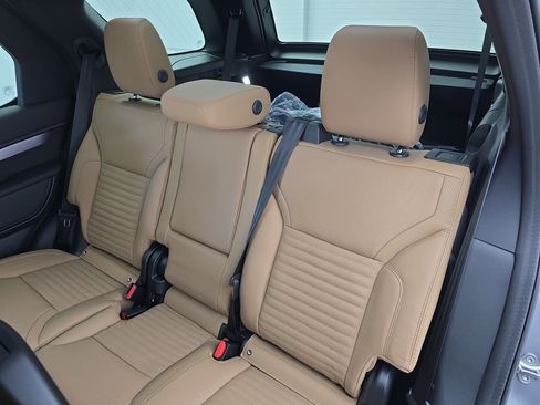 Used 2025 Land Rover Discovery Dynamic SE image 14