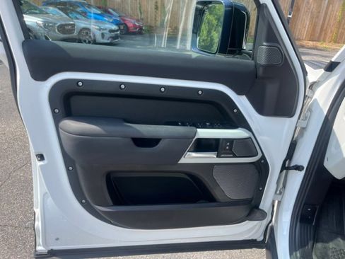 Used 2020 Land Rover Defender 110 SE image 21