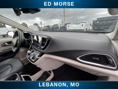 Used 2023 Chrysler Pacifica Touring-L FWD image 27