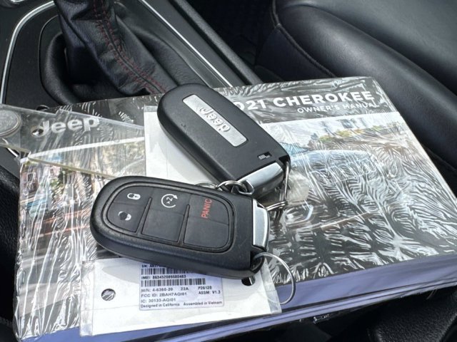 Used 2021 Jeep Cherokee Trailhawk AWD/4WD image 4