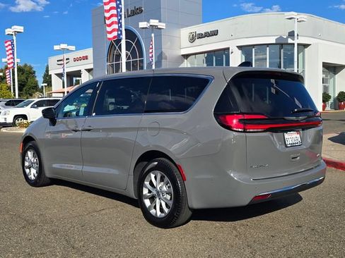 Certified 2025 Chrysler Pacifica Select AWD/4WD image 6