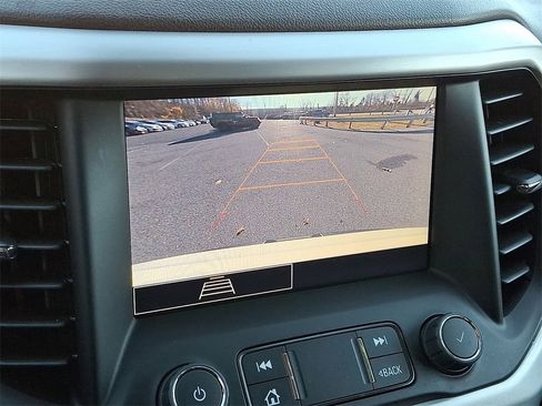 Used 2023 GMC Acadia SLE w/ Driver Convenience Package image 4