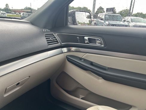 Used 2018 Ford Explorer XLT w/ Equipment Group 202A AWD/4WD image 15
