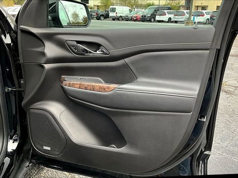 Used 2021 GMC Acadia Denali w/ Denali Technology Package image 24