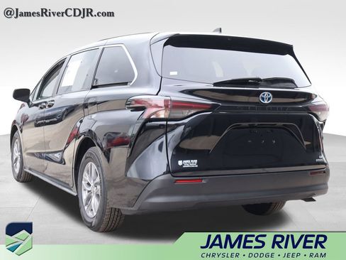 Used 2024 Toyota Sienna LE FWD image 3