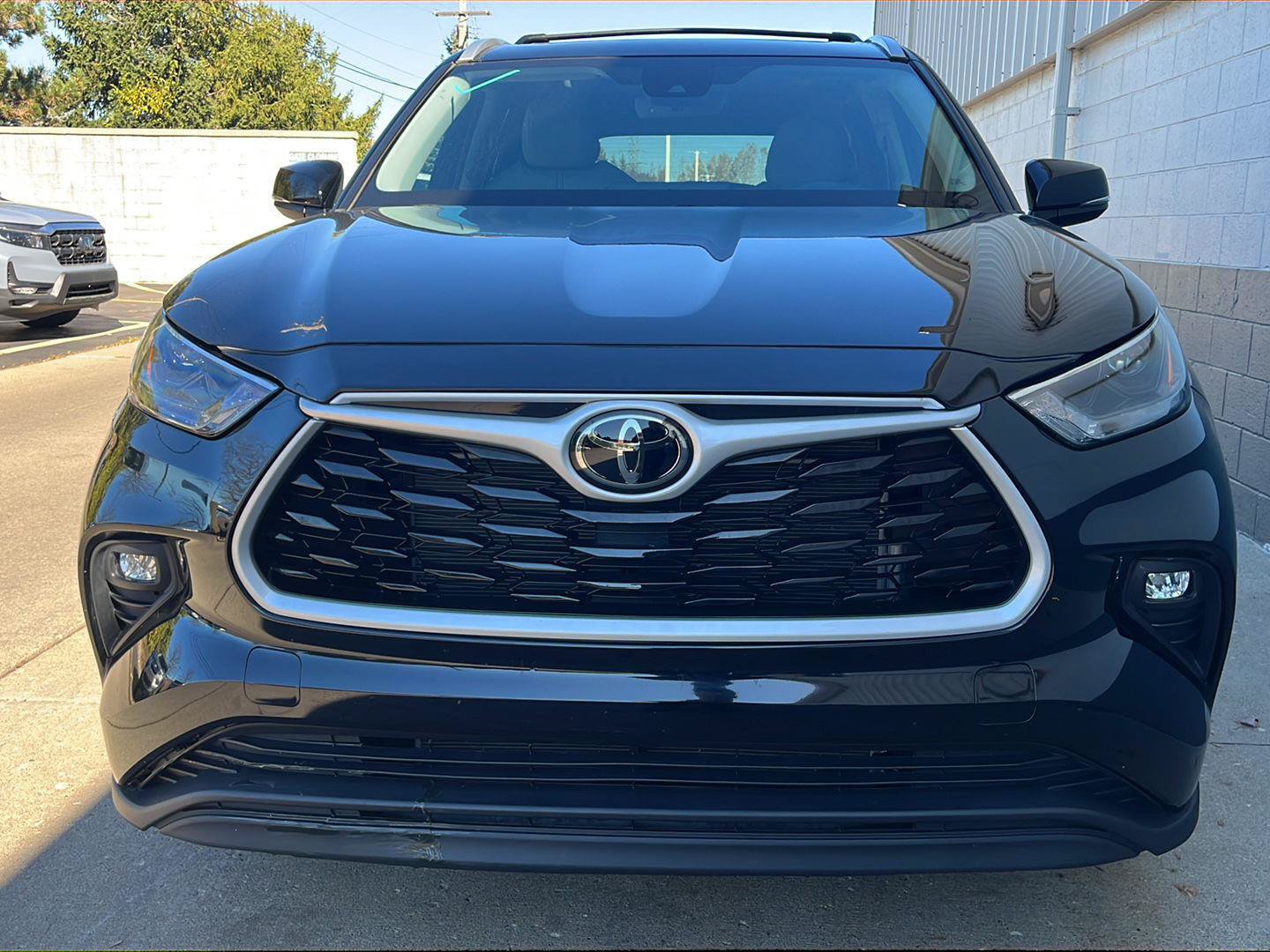 Used 2024 Toyota Highlander XLE AWD/4WD image 30