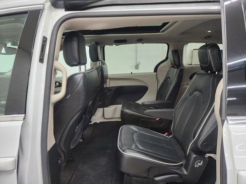 Used 2022 Chrysler Pacifica Limited FWD image 23