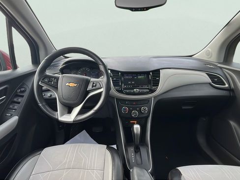 Used 2020 Chevrolet Trax LT w/ LT Convenience Package image 9