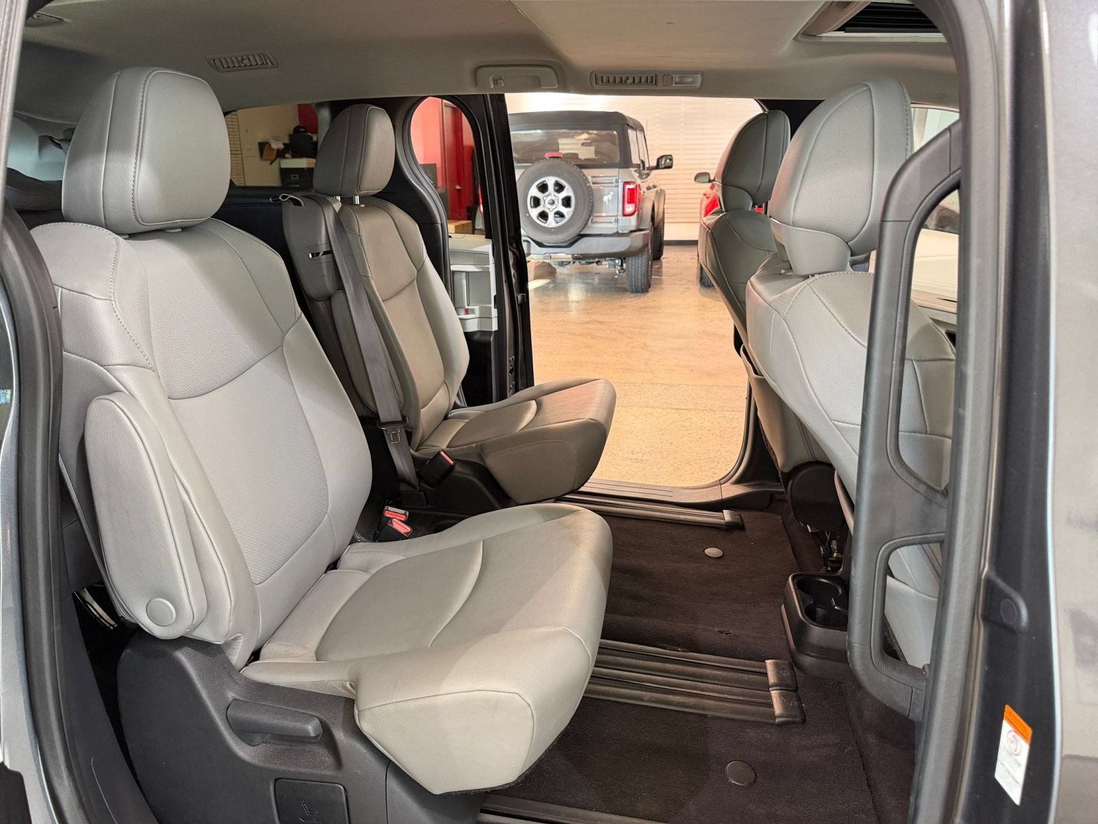 Used 2025 Toyota Sienna XLE FWD image 39