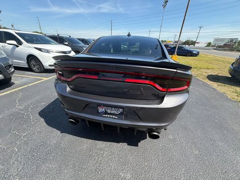 Used 2017 Dodge Charger R/T w/ Premium Group RWD image 4