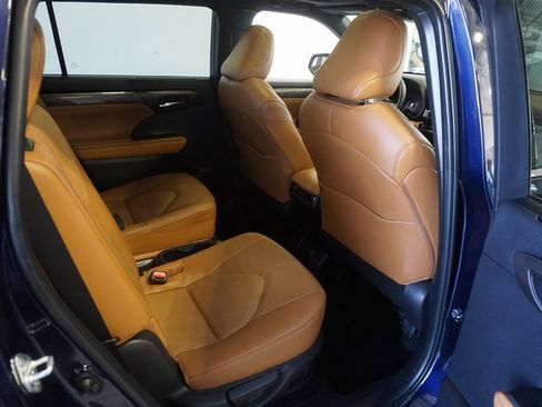 Used 2024 Toyota Highlander Platinum image 26