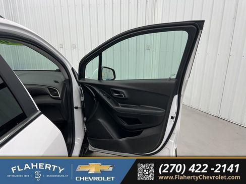 Used 2020 Chevrolet Trax LT w/ LT Convenience Package image 14
