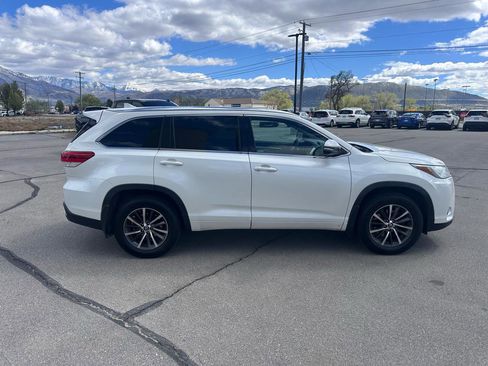 Used 2018 Toyota Highlander XLE image 2