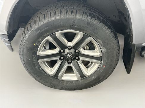 Used 2017 Toyota Tacoma Limited w/ Tow Package AWD/4WD image 11