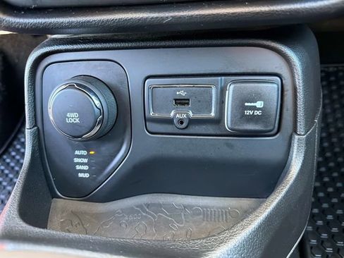 Used 2017 Jeep Renegade Latitude w/ Popular Equipment Group image 29