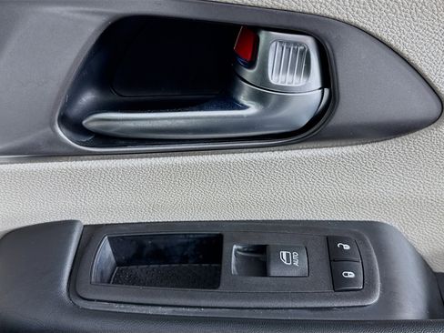 Used 2023 Chrysler Pacifica Touring-L image 30