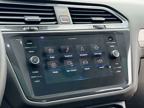 Used 2022 Volkswagen Tiguan SE w/ Panoramic Sunroof Package image 9